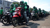 Kini ojek online itu kembali wara-wiri di jalanan Kota Bandung untuk mengantar penumpang.
