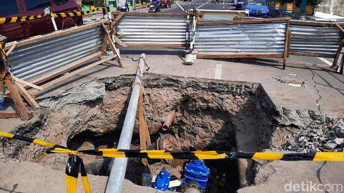 Pengendara Motor Tertangkap Lubang Proyek Saluran di Yogyakarta