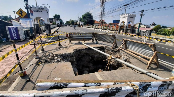 Ini Lubang Galian yang Bikin Pemotor Terperosok di Yogyakarta Dua orang pengendara yang berboncengan motor terperosok ke dalam lubang di Jembatan Sayidan, Yogyakarta. Keduanya pun mengalami luka ringan dalam insiden itu.