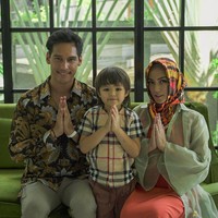 Seperti inilah kekompakan Jessica Iskandar, Richard Kyle dan El Barack Alexander saat Lebaran. Mereka mengucapkan mohon maaf lahir dan batin sambil berpose melipatkan tangan di dada.  Selamat hari raya idul fitri 1441 H, semoga kita lahir menjadi pribadi yang lebih baik, lebih sehat dan dan lebih sukses. Mohon maaf lahir dan batin. Love from the kyle @richo_kyle @alexanderbarackel @inijedar, tulis akun Instagram @inijedar. Foto: Dok. Instagram @inijedar.