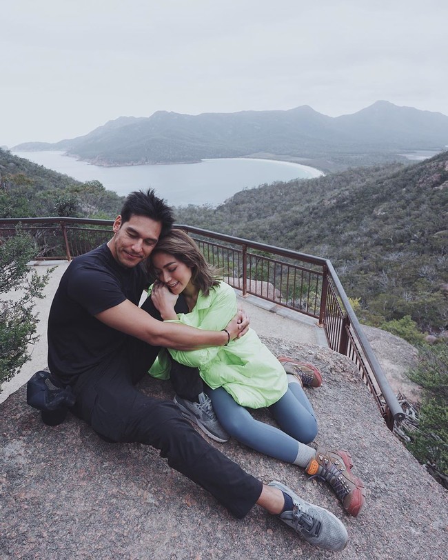 Jedar dan Richard Kyle kerap membagikan momen saat berkeliling dunia. Salah satunya dalam foto yang diunggah Maret 2020. Keduanya tampak sedang berada di Australia. Sambil pose berpelukan, Jedar pun menuliskan caption. Pre-honeymoon.  Foto: Dok. Instagram @inijedar.