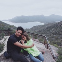 Jedar dan Richard Kyle kerap membagikan momen saat berkeliling dunia. Salah satunya dalam foto yang diunggah Maret 2020. Keduanya tampak sedang berada di Australia. Sambil pose berpelukan, Jedar pun menuliskan caption. Pre-honeymoon.  Foto: Dok. Instagram @inijedar.