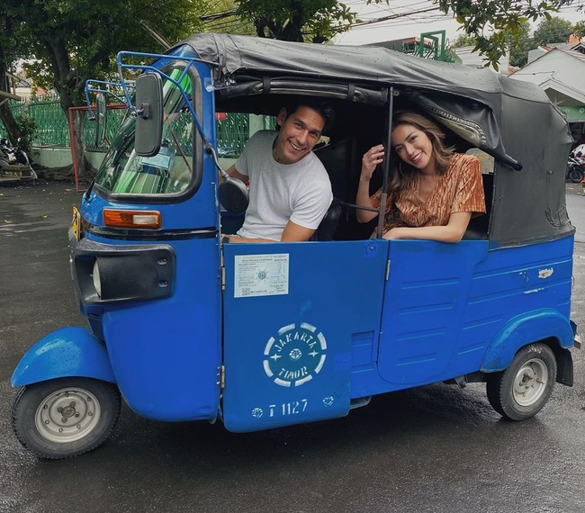 Jessica Iskandar dan Richard Kyle kerap melakukan hal unik bersama. Salah satunya pacaran naik bajaj.Diajak pacaran naik bajaj. Getarannya sampai ke dinding hati, tulis Jedar di keterangan foto yang diunggahnya ke Instagram. Foto: Dok. Instagram @inijedar