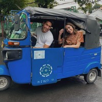 Jessica Iskandar dan Richard Kyle kerap melakukan hal unik bersama. Salah satunya pacaran naik bajaj.Diajak pacaran naik bajaj. Getarannya sampai ke dinding hati, tulis Jedar di keterangan foto yang diunggahnya ke Instagram. Foto: Dok. Instagram @inijedar