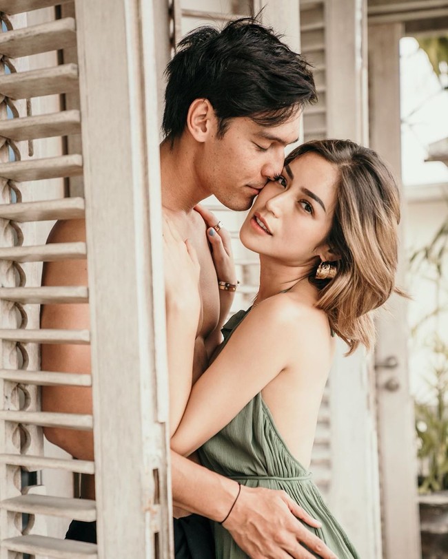 Keretakan hubungan Jessica Iskandar dan Richard Kyle masih menjadi pertanyaan. Jedar dan Richard masih belum mengungkapkan tentang apa yang sudah terjadi dalam hubungan cinta mereka yang seharusnya berakhir di pelaminan pada 2020 ini namun tertunda karena pandemi Corona. Namun pastinya mereka berpose bahagia saat ulang tahun El Barack.Foto: Dok. Instagram/inijedar.