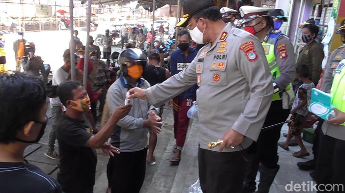 Kapolda Gorontalo Irjen Adnas membagikan masker ke warga di Pasar Sentral Kota Gorontalo.