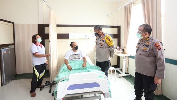 Kapolda Sumut Irjen Martuani Sormin jenguk polisi korban dugaan penganiayaan (dok. Istimewa)