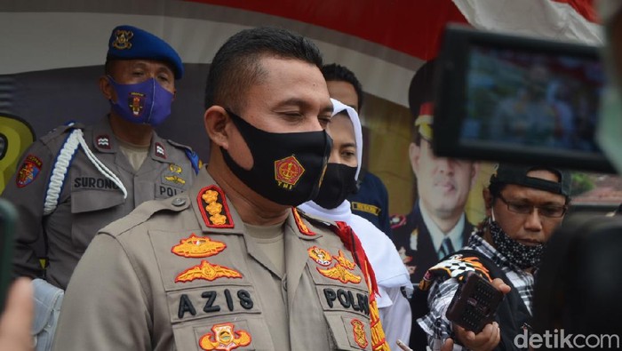Kapolresta Depok Kombes Azis Andriansyah mengungkap kasus bapak perkosa anak kandung di Sukmajaya, Depok (Jehan Nurhakim/detikcom)