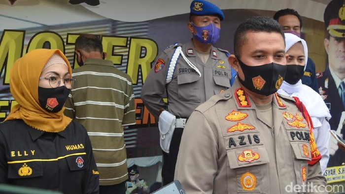 Kapolresta Depok Kombes Azis Andriansyah mengungkap kasus bapak perkosa anak kandung di Sukmajaya, Depok (Jehan Nurhakim/detikcom)