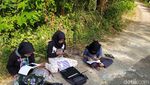 Mahasiswi di Magelang Masih Kesulitan Sinyal untuk Belajar