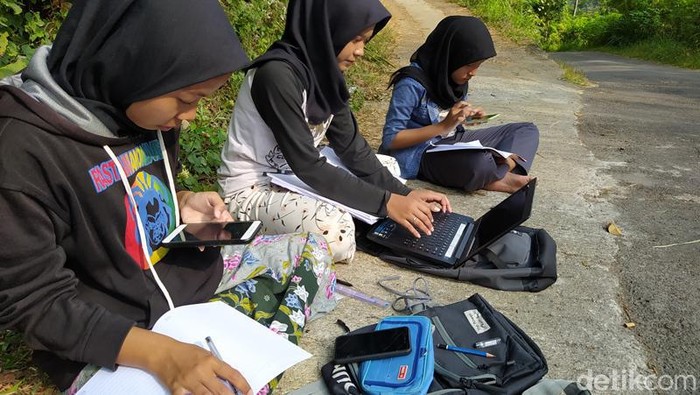 Mahasiswi di Magelang ini tiap hari duduk di pinggir jalan sambil membawa laptop. Mereka duduk di pinggir untuk mengerjakan tugas karena mencari sinyal internet yang kuat.