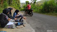 Teara menyebutkan, jika teman-teman bersimpati dan menawarkan untuk mengerjakan di rumahnya, namun lokasi juga jauh. Selain itu, merasa tidak enak jika tiap hari bertamu.