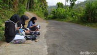 Mahasiswi ini bernama Teara Noviyani Sekar Melati (19), warga Dusun Nalan II, Desa Kenalan, Kecamatan Borobudur, Kabupaten Magelang, Jawa Tengah. Teara, sengaja memilih duduk di pinggir jalan dengan membawa laptop semenjak kampusnya, Universitas Muhammadiyah Magelang (UMM) memberlakukan kuliah online atau daring.