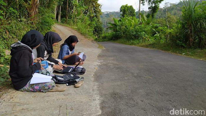Lagi, Mahasiswi Magelang Kesulitan Sinyal untuk Belajar Mahasiswi di Magelang ini tiap hari duduk di pinggir jalan sambil membawa laptop. Mereka duduk di pinggir untuk mengerjakan tugas karena mencari sinyal internet yang kuat.
