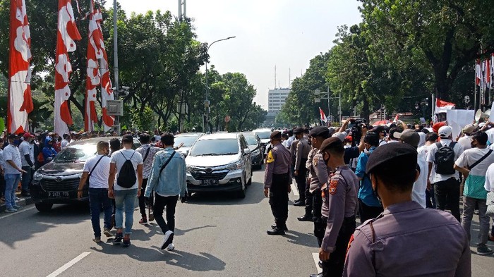 Lalin di depan balkot jakarta saat pekerja hiburan malam demo.