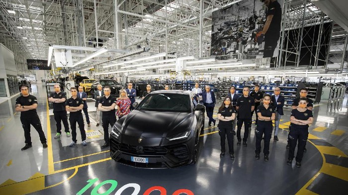 Produksi ke-10.000 Lamborghini Urus.