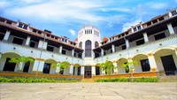 Wisata ke Semarng memang tak lengkap bila tidak ke Lawang Sewu. (PT Kereta API Wisata)