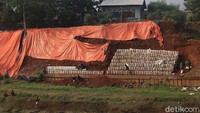 Longsoran tanah membentang kurang lebih sepanjang 30 meter.