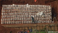Karung berisi tanah disusun sedemikian rupa untuk mencegah kembali longsor.