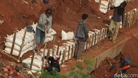 Pekerjaan dilakukan menggunakan peralatan yang sederhana.