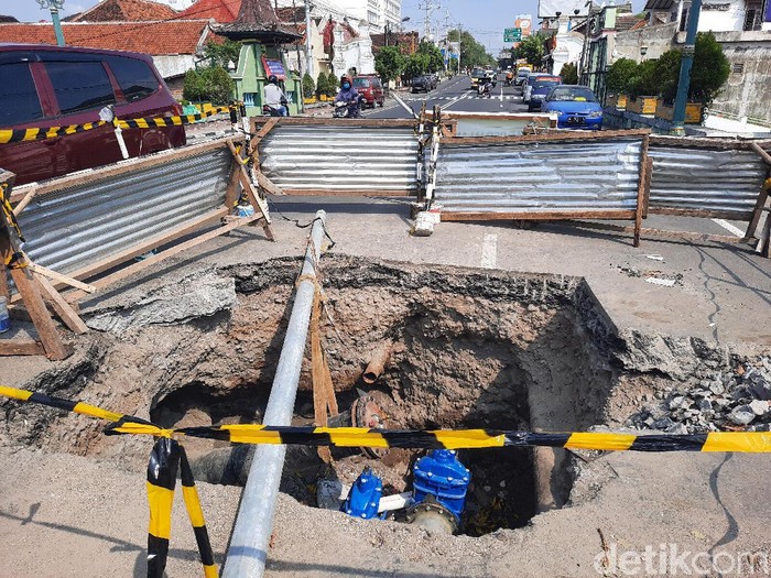 Lubang galian lokasi pemotor terperosok di Jembatan Sayidan Yogyakarta, Selasa (21/7/2020).