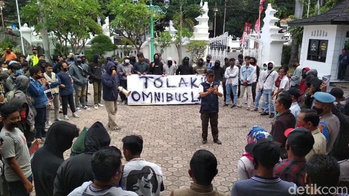 Mahasiswa Cirebon Tolak RUU Omnibus Law