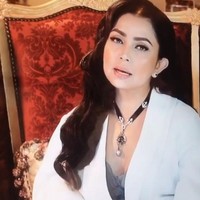 Untuk menyeimbangkan matanya, Bennu memulaskan lipstik nude di bibir Mayangsari.  Foto: dok. Instagram