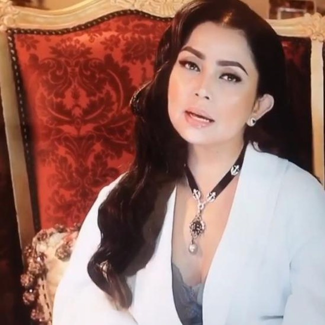 Untuk menyeimbangkan matanya, Bennu memulaskan lipstik nude di bibir Mayangsari.  Foto: dok. Instagram