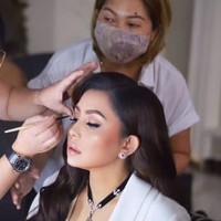 Netizen memuji penampilan penyanyi 48 tahun itu. Banyak yang memuji makeupnya yang cetar hingga alisnya yang on point.  Foto: dok. Instagram