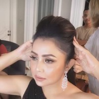 Setelah lama vakum dari industri musik, Mayangsari come back bernyanyi lagi. Istri Bambang Trihatmodjo itu baru-baru ini melakukan syuting untuk pembuatan video klipnya. Penampilan Mayangsari pun terlihat cetar.  Foto: dok. Instagram