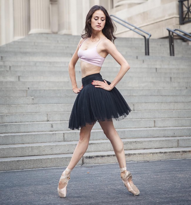 Inilah Melanie Hamrick, seorang balerina yang merupakan kekasih rocker gaek Mick Jagger. Melanie diketahui berusia 34 tahun atau 42 tahun lebih muda dari vokalis band The Rolling Stones itu. (Foto: Instagram/@melhamrick)