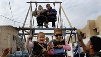 Kincir angin sederhana yang terbuat dari besi juga menjadi wahana permainan anak-anak di Irak.