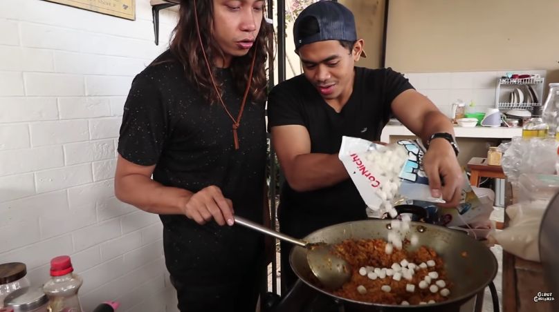 5 Nasi Goreng Aneh, Pakai Topping Buah Hingga Makanan Anjing