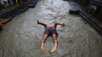 Setelah banjir menerjang India di kawasan Assam akibat meluapnya Sungai Brahmaputra, kini Nepal juga diterjang banjir akibat hujan monsun.  