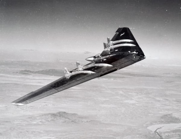 Di Amerika Serikat, jenis desain pesawat sayap terbang dipelopori oleh perancang pesawat terbang dan industrialis Jack Northrop. Pesawat sayap terbang prototipe pertamanya ditenagai oleh mesin baling-baling dan terbang pada tahun 1940. Di Amerika Serikat, jenis desain pesawat sayap terbang dipelopori oleh perancang pesawat terbang dan industrialis Jack Northrop. Pesawat sayap terbang prototipe pertamanya ditenagai oleh mesin baling-baling dan terbang pada tahun 1940.