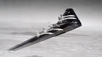 Di Amerika Serikat, jenis desain pesawat sayap terbang dipelopori oleh perancang pesawat terbang dan industrialis Jack Northrop. Pesawat sayap terbang prototipe pertamanya ditenagai oleh mesin baling-baling dan terbang pada tahun 1940.