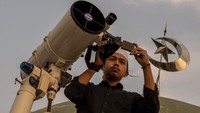 Pemantauan hilal yang dilakukan menggunakan teropong tersebut memastikan Idul Adha 1441 H jatuh pada 31 Juli 2020. Kementerian Agama menggelar sidang isbat untuk menentukan awal Zulhijah dan Idul Adha 1441 H. Tim falakiyah Kemenag melaporkan hilal awal Zulhijah teramati di wilayah Indonesia. ANTARA FOTO/Nova Wahyudi