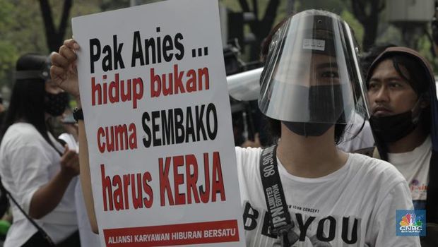 Para pekerja sektor usaha hiburan yang tergabung dalam Asosiasi Pengusaha Hiburan Jakarta (Asphija)  melakukan unjuk rasa di Balai Kota DKI Jakarta, Selasa (21/7/2020). (CNBC Indonesia/Tri Susilo)