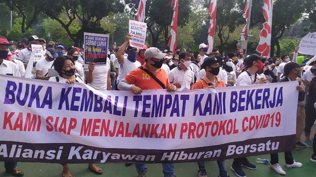 Para pekerja tempat hiburan malam unjuk rasa di depan Balai Kota DKI Jakarta, Selasa (21/7/2020).