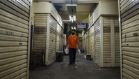 Hanya petugas kebersihkan yang beraktivitas di dalam pasar. 