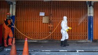 Seluruh kios disemprot disinfektan untuk mencegah penyebaran virus Corona (COVID-19).
