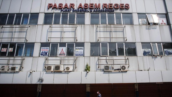 PASAR ASEM REGES DITUTUP SEMENTARA Petugas keamanan berjalan di depan toko yang tutup di Pasar Asem Reges, Jakarta Barat, Selasa (21/7/2020). Pengelola Pasar Asem Reges menutup sementara pasar tersebut dari Senin (20/7) hingga Rabu (22/7) menyusul satu orang pedagang terkonfirmasi positif COVID-19 berdasarkan hasil tes usap (swab test).