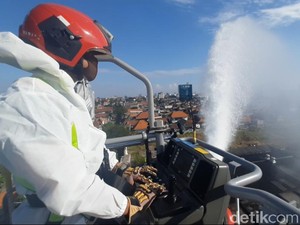 Bronto Skylift Diterjunkan Sterilisasi Pasar Keputran