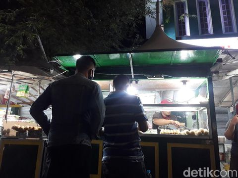 Pedagang klepon di Malioboro, depan Pasar Beringharjo, Yogyakarta, Selasa (21/7/2020).