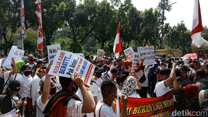 Pekerja hiburan malam demo di depan Balai Kota DKI