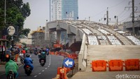 Pembangunan flyover di kawasan Tanjung Barat tersebut diketahui tetap berlangsung meski kawasan Ibu Kota menerapkan pembatasan sosial berskala besar (PSBB) guna mencegah penyebaran virus Corona.