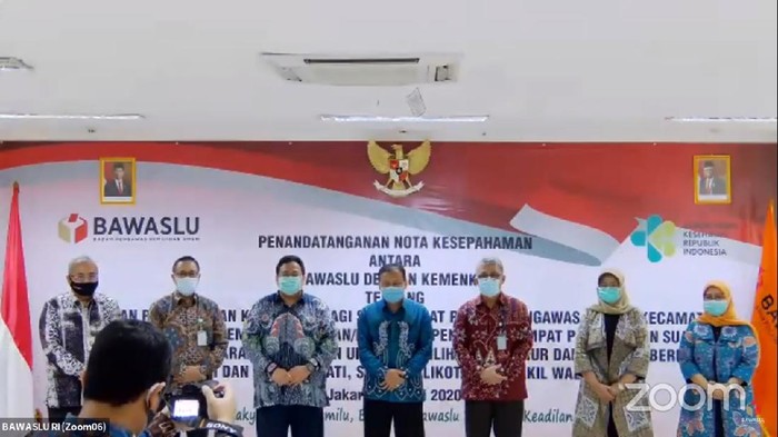 Penandatanganan MoU Bawaslu RIdengan Kementerian Kesehatan dihadiri Ketua Bawaslu Abhan dan Sekjen Kemenkes Oscar Primadi.