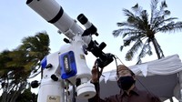 Selain di Jakarta Petugas juga mengamati posisi hilal menggunakan teropong saat Rukyatul Hilal di Pantai Jerman, Kuta, Bali, Selasa (21/7/2020). Pengamatan yang dilakukan untuk menentukan awal bulan Zulhijjah dan Idul Adha 1441 Hijriah/2020 Masehi di pantai tersebut tidak berhasil melihat hilal karena kondisi cuaca mendung. ANTARA FOTO/Fikri Yusuf