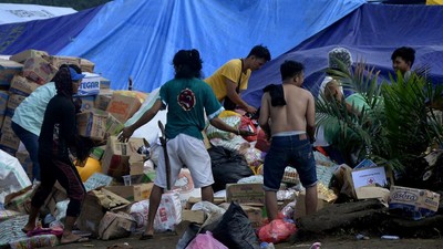 Korban Banjir Bandang Luwu Utara Terima Bantuan