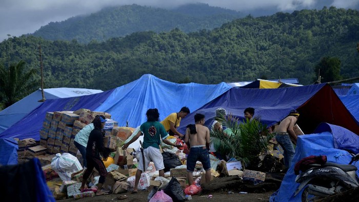 PENGUNGSI KORBAN BANJIR BANDANG LUWU UTARA Warga korban banjir bandang menjemur pakaiannya di sekitar pengungsian Perbukitan Desa Meli, Kecamatan Baebunta, Kabupaten Luwu Utara, Sulawesi Selatan, Senin (20/7/2020). Jumlah pengungsi korban banjir bandang hingga saat ini mencapai 14.483 jiwa dengan tersebar di sejumlah wilayah terdampak seperti Masamba 7.748 jiwa, Baebunta 5.808 jiwa dan Sabbang 927 jiwa. ANTARA FOTO/Abriawan Abhe/wsj.